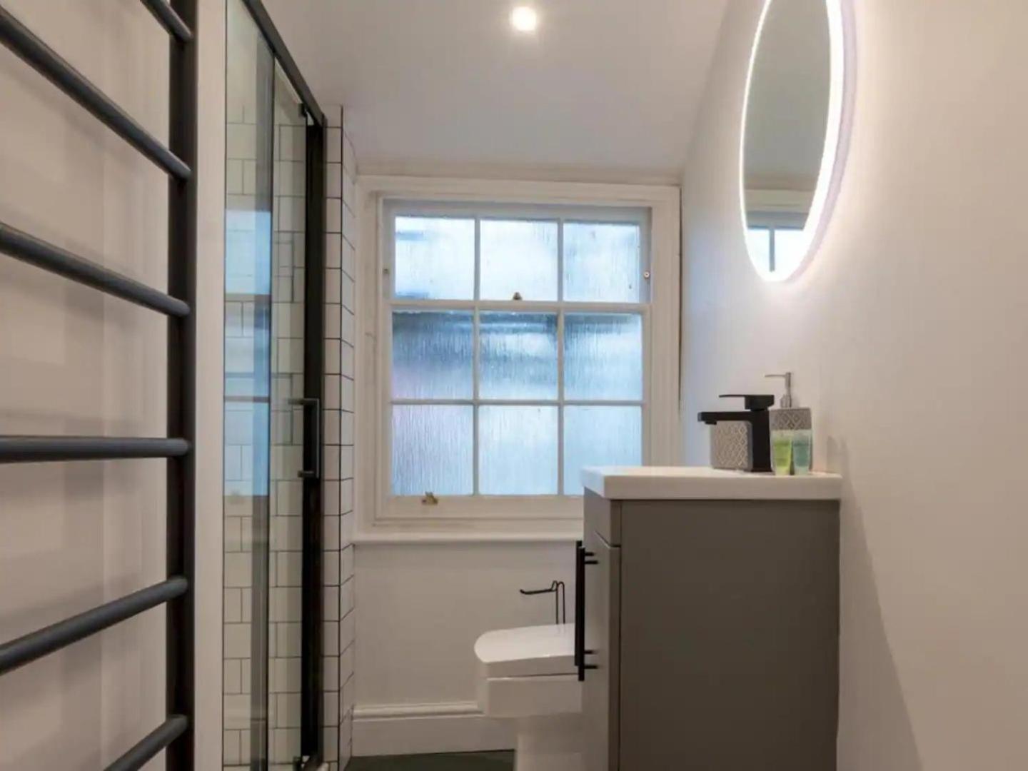 فيلا Pass The Keys Stylish Grade II Listed House كيلتنهام المظهر الخارجي الصورة