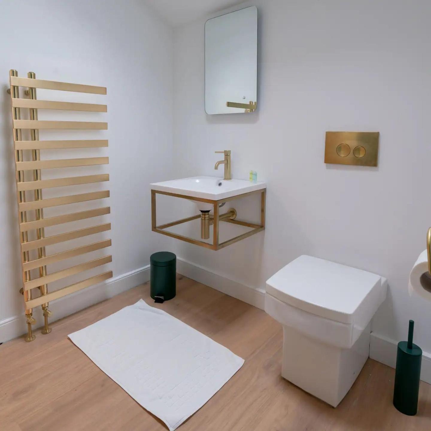 فيلا Pass The Keys Stylish Grade II Listed House كيلتنهام المظهر الخارجي الصورة